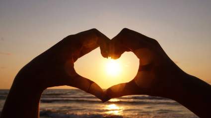 Celebridad defiende a la hija de leyenda de la música en medio de comentarios crueles