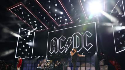 El legendario guitarrista de AC/DC fue hospitalizado en plena gira.