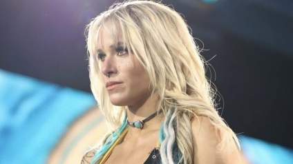 Una estrella de la WWE revela que le clavaron ocho grapas en la cabeza tras sufrir una sangrienta caída sobre una mesa.
