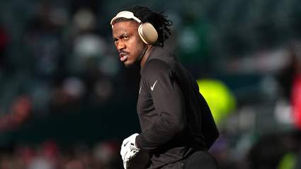 Los Eagles reciben un mensaje contundente del gerente general de los Patriots sobre los rumores de traspaso de AJ Brown.