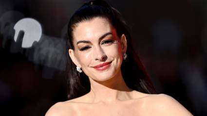 Anne Hathaway, de 43 años, protagonizó un momento de moda con un vestido que dejaba mucha piel al descubierto en la alfombra roja de 'El diablo viste de Prada 2'.