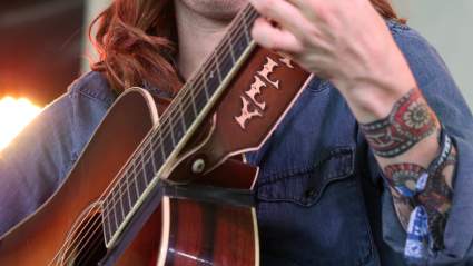 Músico ganador del Grammy se rompe la pierna en su concierto: FOTO