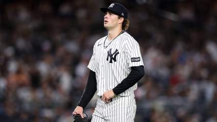 Aaron Boone, de los Yankees, advierte a Cam Schlittler en medio de la disputa con los Red Sox.