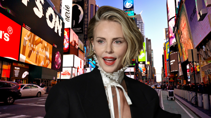 VER: Charlize Theron acaba de escalar un muro de escalada en una valla publicitaria sobre Times Square.