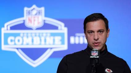 Cómo los Chiefs podrían subir posiciones en el Draft de la NFL de 2026 para obtener una selección destacada.