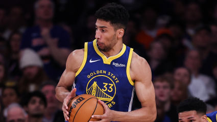 El entrenador de los Warriors, Steve Kerr, revela por qué Malevy Leons lanzó con la mano izquierda.