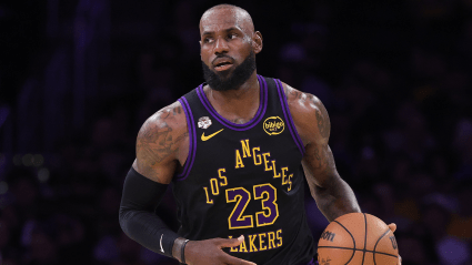 LeBron James agradece a todos los que lo ayudaron a convertirse en el jugador con más victorias de la historia.