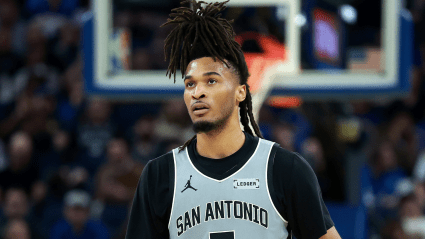 Lesión de Stephon Castle: La estrella de los Spurs abandona el partido contra los Trail Blazers tras un aparente problema en la mano.