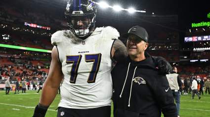 John Harbaugh, de los Giants, ficha a un titular de 2,03 metros de los Ravens en noticias sobre fichajes.