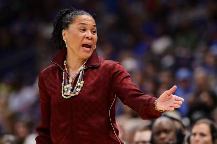 Dawn Staley explica las consecuencias de su discusión posterior al partido con Geno Auriemma.
