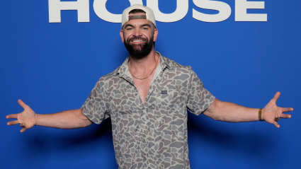 La estrella de la música country Dylan Scott revela la reacción sincera de su esposa a su nuevo sencillo de éxito.