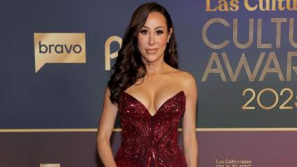 FOTOS: Angie Katsanevas luce un estilo glamuroso inspirado en el océano con un vestido esculpido que simula estar mojado.