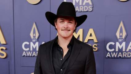 Los fans se emocionan al ver al cantante de música country Zach Top bailando con su madre durante un concierto de George Strait (VIDEO).