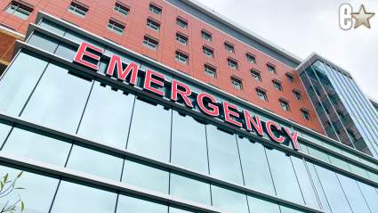 Un popular actor británico fue trasladado de urgencia al hospital tras sufrir una lesión justo antes de subir al escenario.