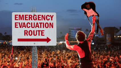 Vea el momento en que el Stagecoach Festival 2026 emitió una orden de evacuación de emergencia: las palmeras se estaban "doblando por la mitad".