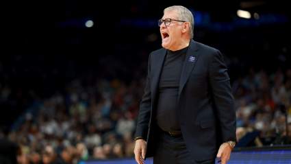 El entrenador de UConn, Geno Auriemma, se enfrenta a una sanción por el incidente con Dawn Staley.