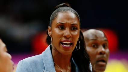 La leyenda de la USC, Lisa Leslie, reacciona al intercambio de palabras entre Geno Auriemma y Dawn Staley durante la Final Four.