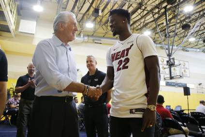 Pat Riley afirma que los Heat mejoraron tras el traspaso de Jimmy Butler.