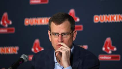 El director ejecutivo de los Red Sox recibe críticas por sus comentarios sobre el despido de Alex Cora.