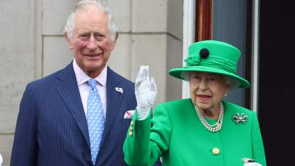 El rey Carlos rinde homenaje a su difunta madre, la reina Isabel II, con un emotivo tributo de cumpleaños.
