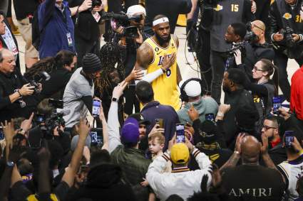La estrella de la NBA, LeBron James, hizo historia en el partido entre los Cavaliers y los Lakers.