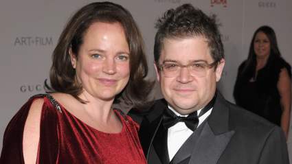 Patton Oswalt rinde homenaje a su difunta esposa Michelle McNamara una década después de su fallecimiento.