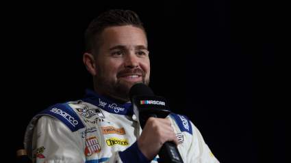 El piloto de NASCAR Ricky Stenhouse Jr. señala un problema con los cambios de etapa en Talladega.