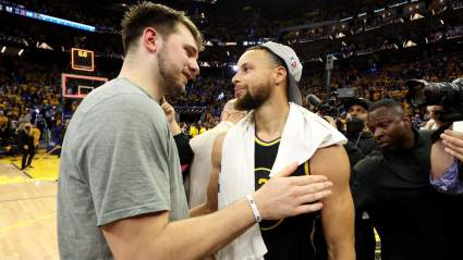 Steph Curry, de los Warriors, reacciona tras superar a Doncic en ventas de camisetas de la NBA.