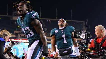 Una polémica exestrella de los Eagles defiende al mariscal de campo Jalen Hurts.
