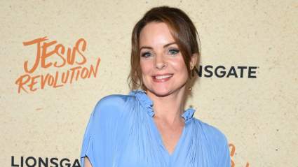 Kimberly Williams-Paisley recibe a un invitado especial en el set de '9-1-1'.