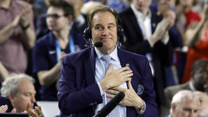 El origen de "Hello, Friends" de Jim Nantz: Cómo un mensaje privado a su padre se convirtió en leyenda.