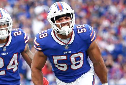 El ex linebacker All-Pro de los Bills sigue siendo agente libre.