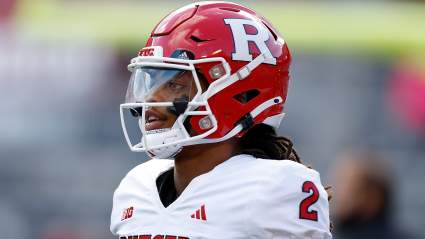 Los comandantes invitan al mariscal de campo "navaja suiza" al campamento de novatos.