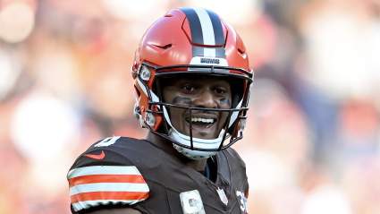El mariscal de campo de los Browns, Deshaun Watson, envía un mensaje de dos palabras al comenzar la competencia.