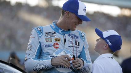 Kevin Harvick reacciona al verse reflejado en la conducción de su hijo Keelan.