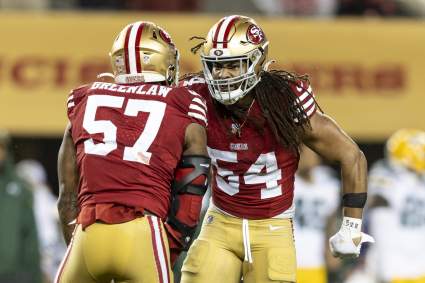 El linebacker de los 49ers recibe flores de Sean Payton.
