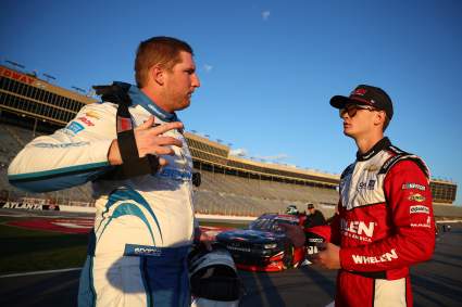 NASCAR: Austin Hill critica a su compañero de equipo tras una temprana carrera en la Kansas Lottery 300.