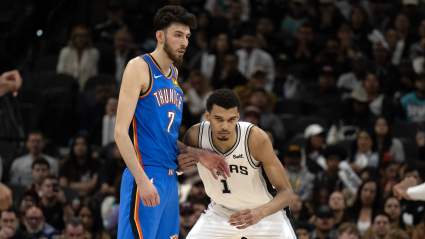 Victor Wembanyama se ríe de que Chet Holmgren haya recibido votos para el premio al Defensivo del Año.