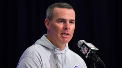 Los Bills se reúnen con un prospecto de élite del draft a pesar de renovar el contrato del titular en esa posición.