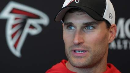 El ex mariscal de campo de los Vikings, Kirk Cousins, recibe críticas tras su acuerdo con los Raiders.