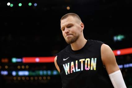 Los Golden State Warriors anuncian la incorporación de Kristaps Porzingis antes del partido contra los Kings.