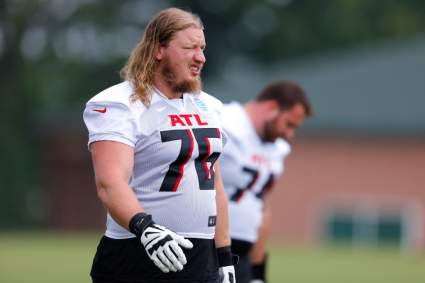El mundo de la NFL reacciona al anuncio de retiro de Kaleb McGary de los Falcons.