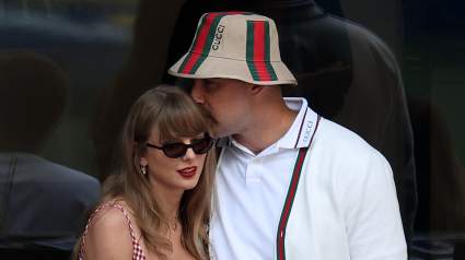 Taylor Swift y Travis Kelce salen con un diseñador de anillos en Nueva York.
