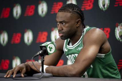 Los Boston Celtics anuncian la llegada de Jaylen Brown antes del partido contra los Pelicans.