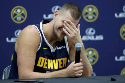 Nikola Jokic, de los Denver Nuggets, recibe malas noticias de jugadores de la NBA.