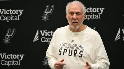 Gregg Popovich asiste al entrenamiento de los Spurs y se dirige al equipo antes de los playoffs.