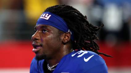 Deonte Banks, de los Giants, recibe una ayuda inesperada de su jefe.