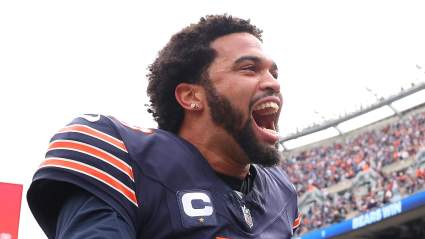 Ben Johnson, de los Bears, desafía al mariscal de campo Caleb Williams con una ambiciosa meta de pases para 2026.