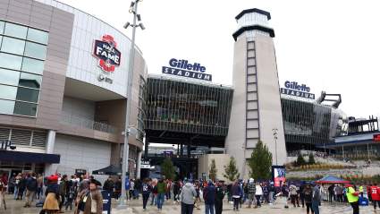 Los eventos en el Gillette Stadium están en el limbo mientras Foxboro presiona a Kraft para obtener más dinero.