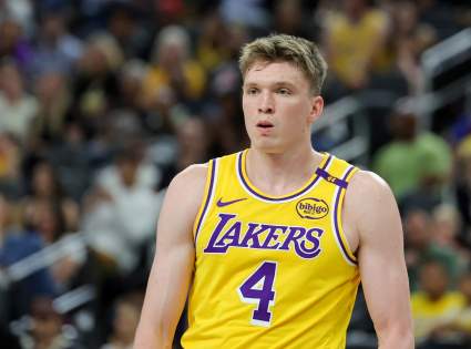 Los Angeles Lakers anuncian un cambio en su plantilla antes del partido contra los Mavericks.